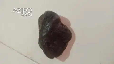 حجر معروض بوصفه نيزكًا للمهتمين بفحص الصخور واقتنائها in Tan-Tan, MOROCCO | Azifo