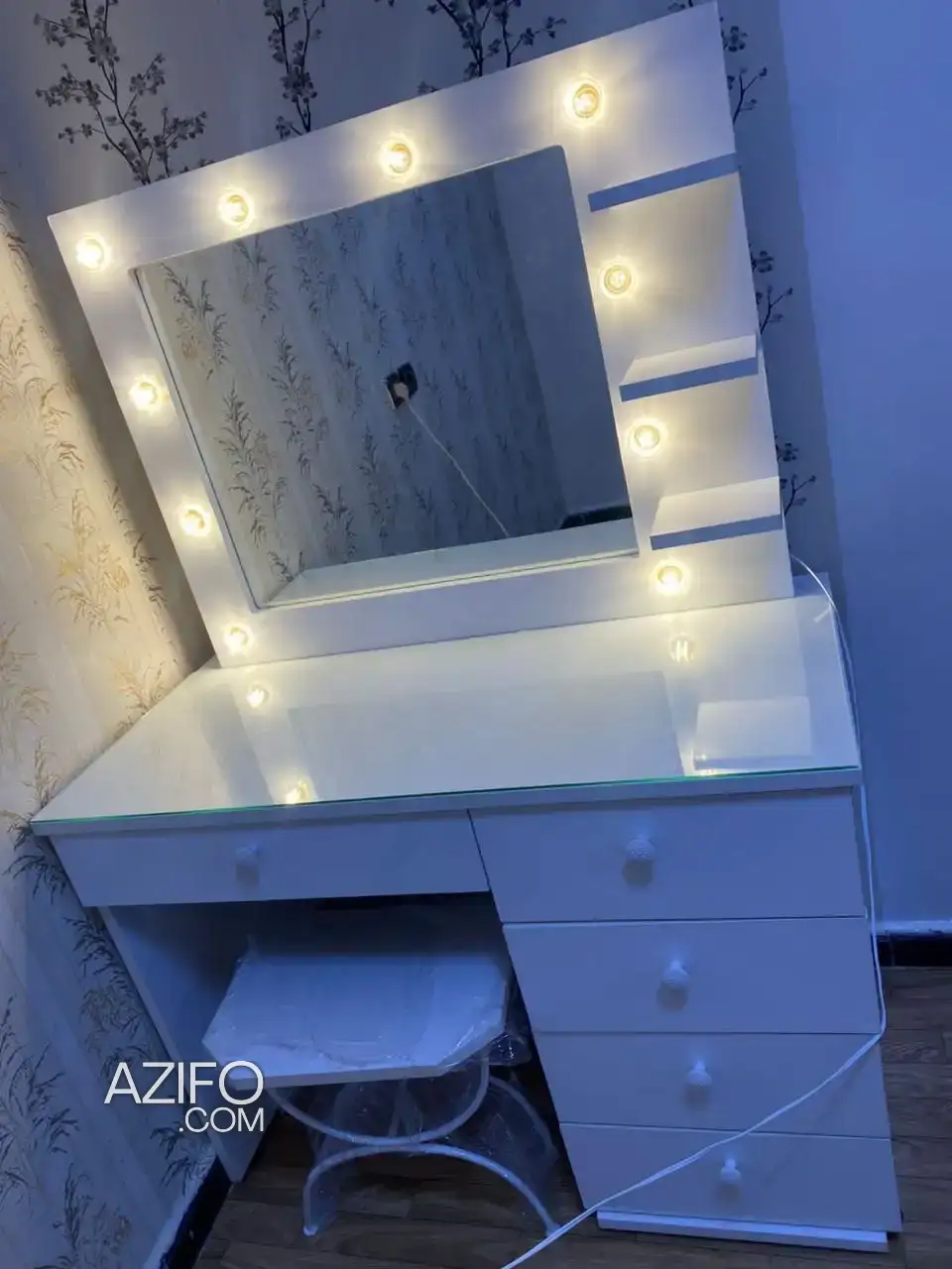 Commode très chic avec miroir Hollywood à Casablanca in الدار البيضاء, MOROCCO | Azifo