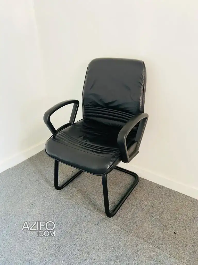 Fauteuil cuir noir accueil luge Strafor à Mohammedia in المحمدية, MOROCCO | Azifo