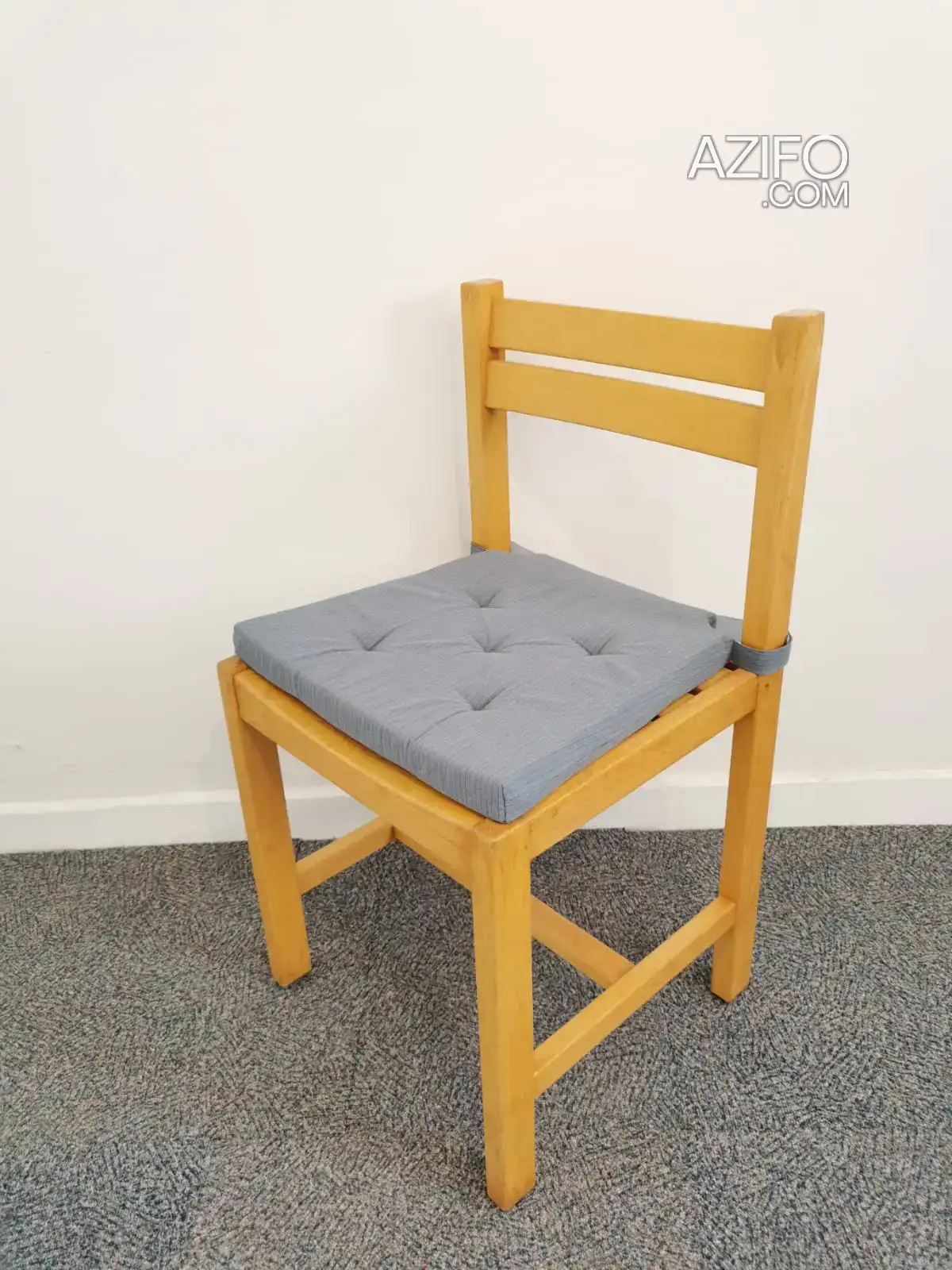Chaise vintage en hêtre avec coussin bleu à Mohammedia in المحمدية, MOROCCO | Azifo