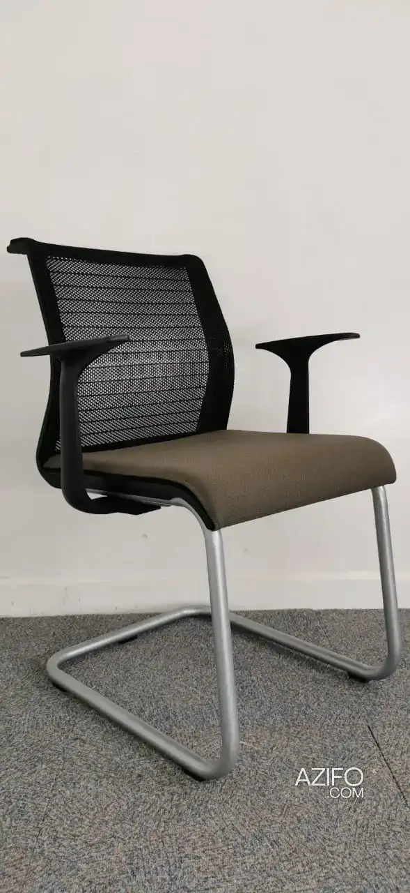Chaise visiteur Steelcase luge dossier resille noir à Mohammedia in المحمدية, MOROCCO | Azifo