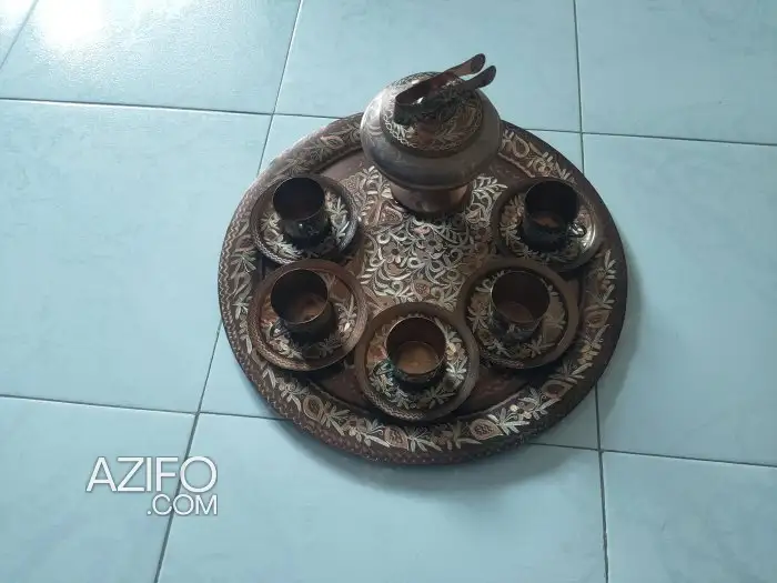 صينية من النحاس قديمة جدًا لهواة الأواني والمقتنيات in Meknès, MOROCCO | Azifo