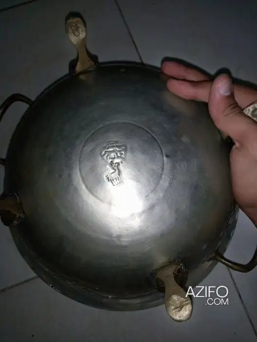 يوجد العديد من التحف القديمة بعمر نحو 90 سنة in Fes, MOROCCO | Azifo