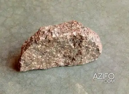 أحجار نيزاكية قديمة للمهتمين بفحص الصخور واقتنائها in Errachidia, MOROCCO | Azifo